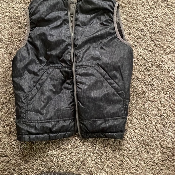 Youth size 10/12 reversible puffer vest - Picture 2 of 4